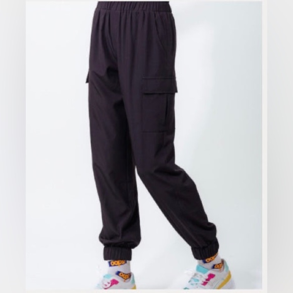 High-Waisted Joggers with Cargo Pockets- black